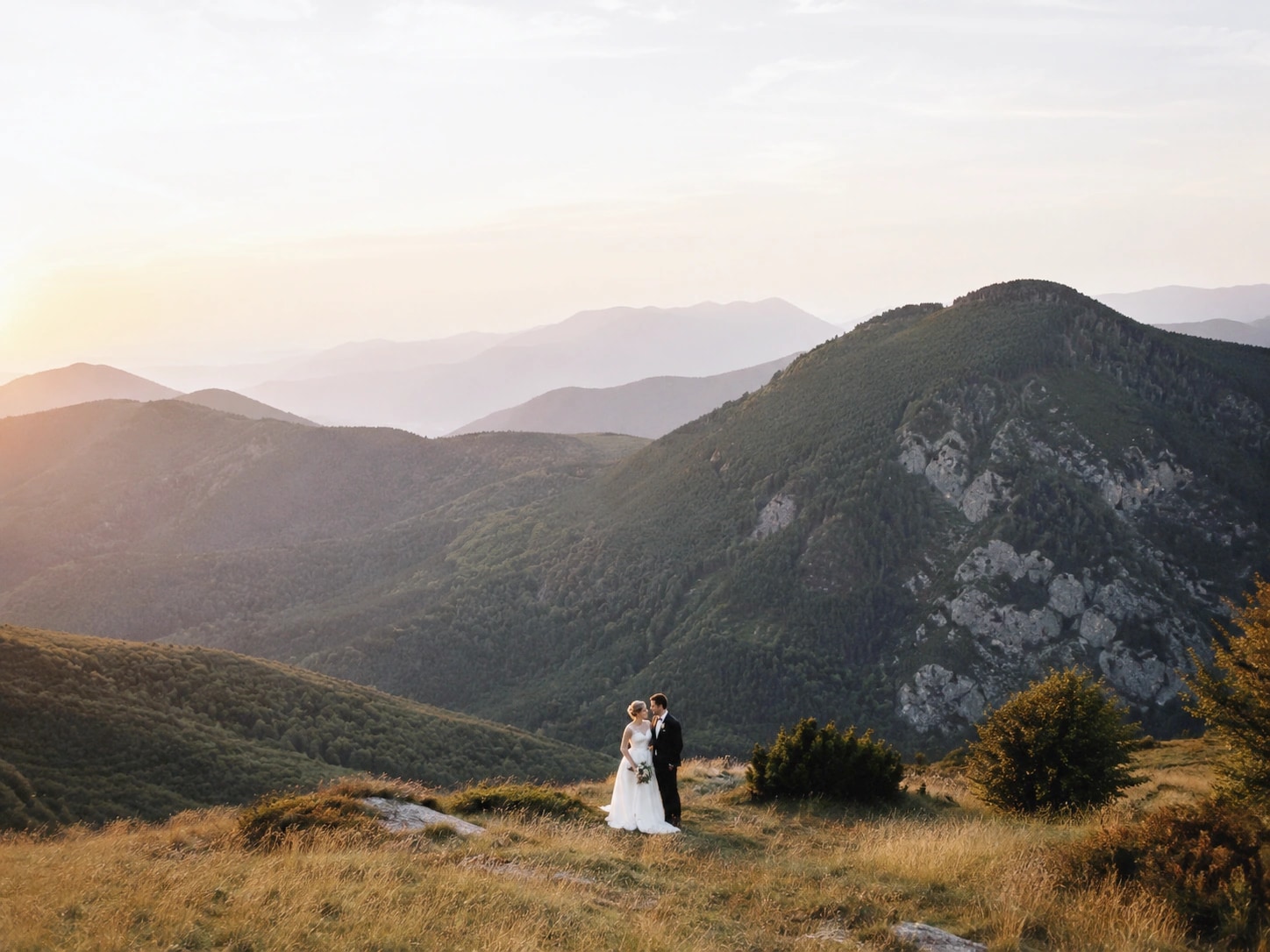 Couple de mariés dans un paysage de montagne