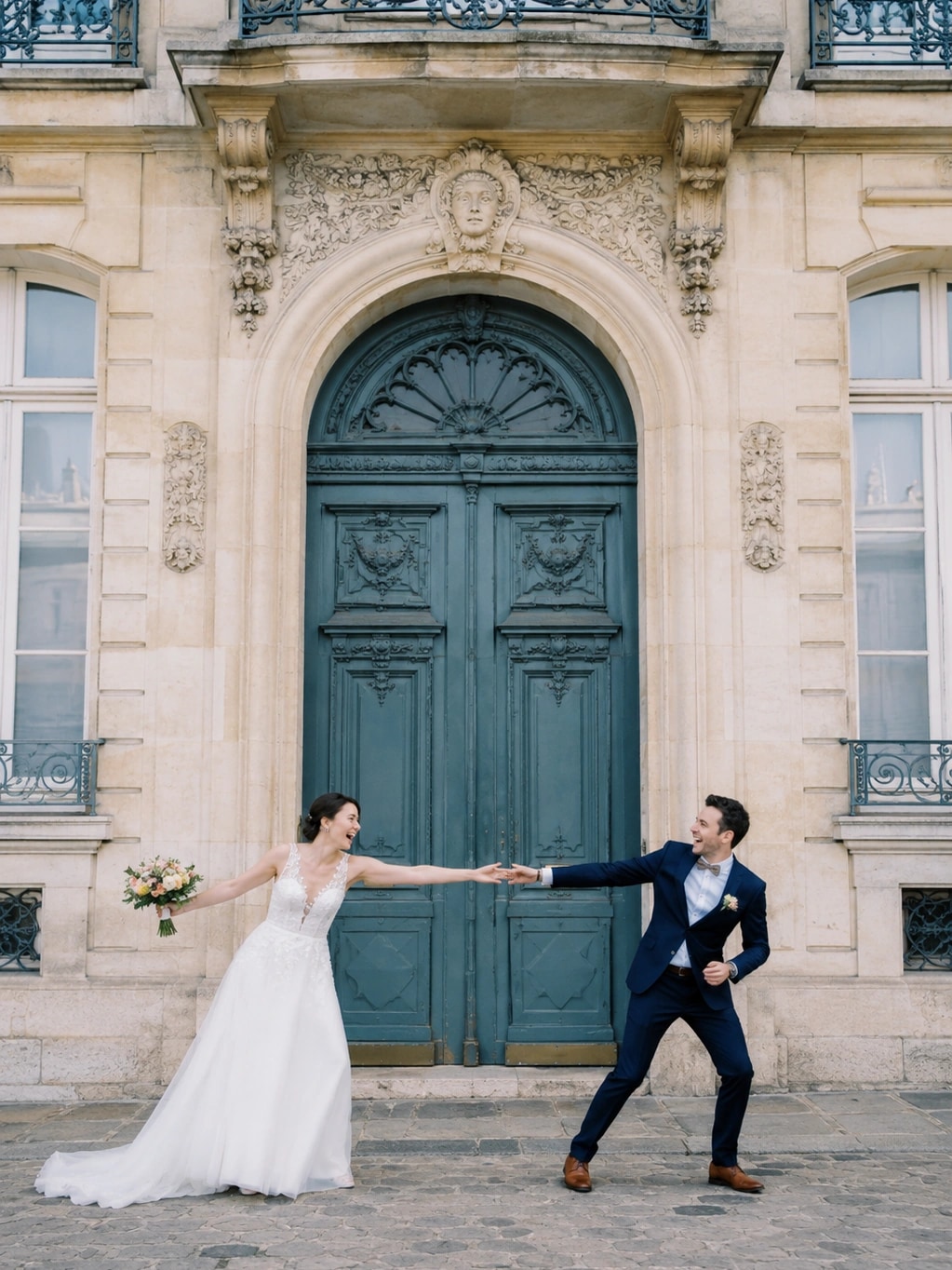 Couple de mariés dans un lieu architectural élégant